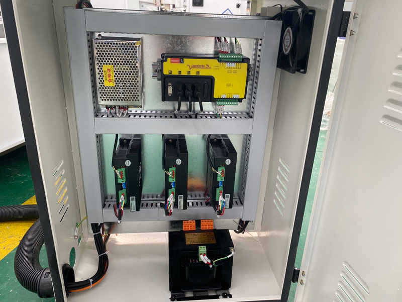 小型數控銑床，用于金屬銑削、雕刻和鉆孔