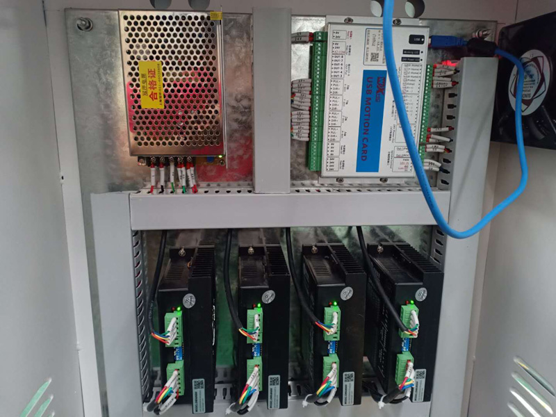 出售自動(dòng)數(shù)控金屬銑床