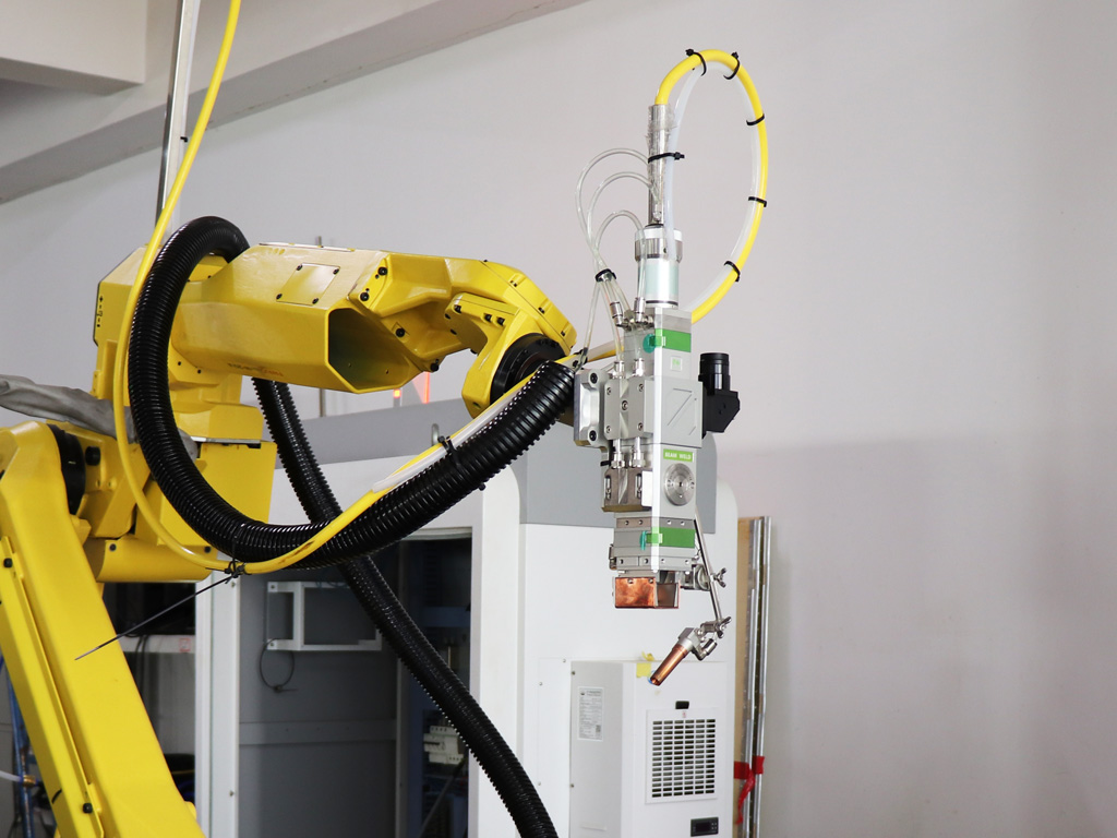 全自動智能3D工業(yè)激光焊接機器人出售