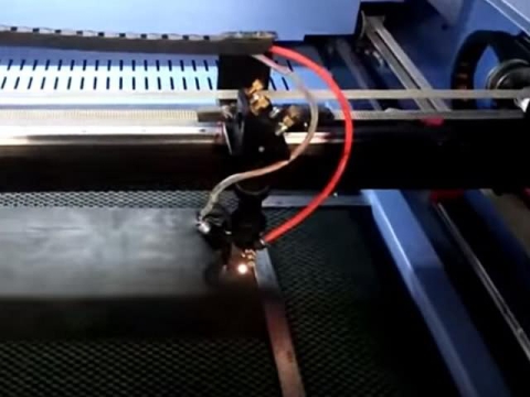 STJ9060 適合小型企業(yè)的激光墊片切割機(jī) STJ9060 適合小型企業(yè)的激光墊片切割機(jī)