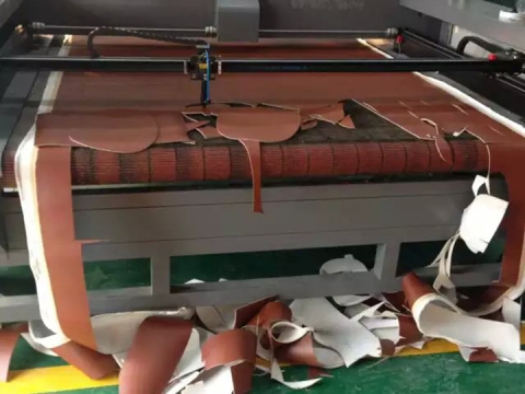 激光皮革切割機(jī)帶自動(dòng)送料系統(tǒng)