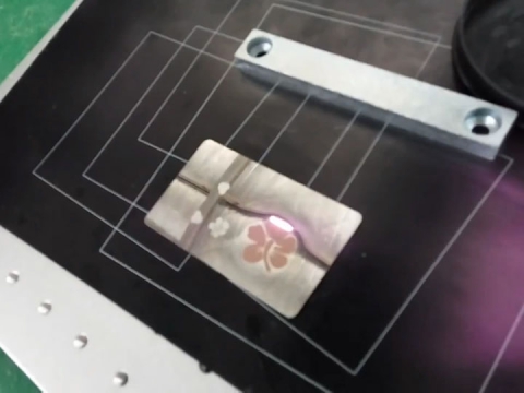 MOPA光纖激光雕刻金屬卡上的彩色標志