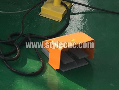 定制家具數(shù)控雕刻機(jī)的腳踏控制