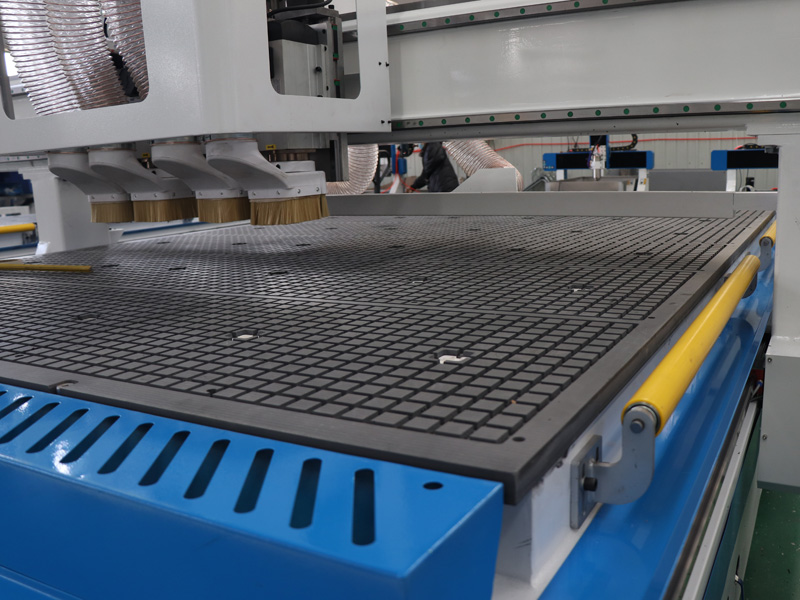 出售工業(yè)級四主軸自動換刀數(shù)控雕刻機(jī)