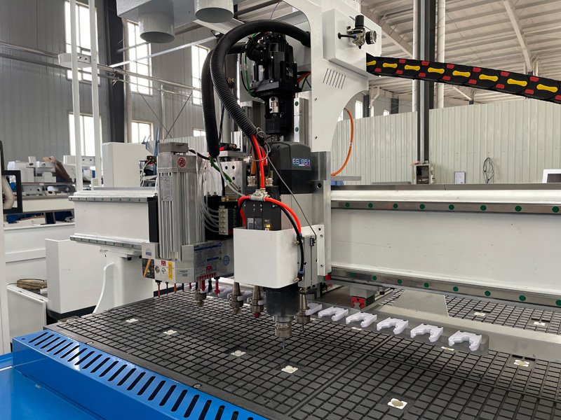 智能自動套料數(shù)控雕刻機，用于定制櫥柜