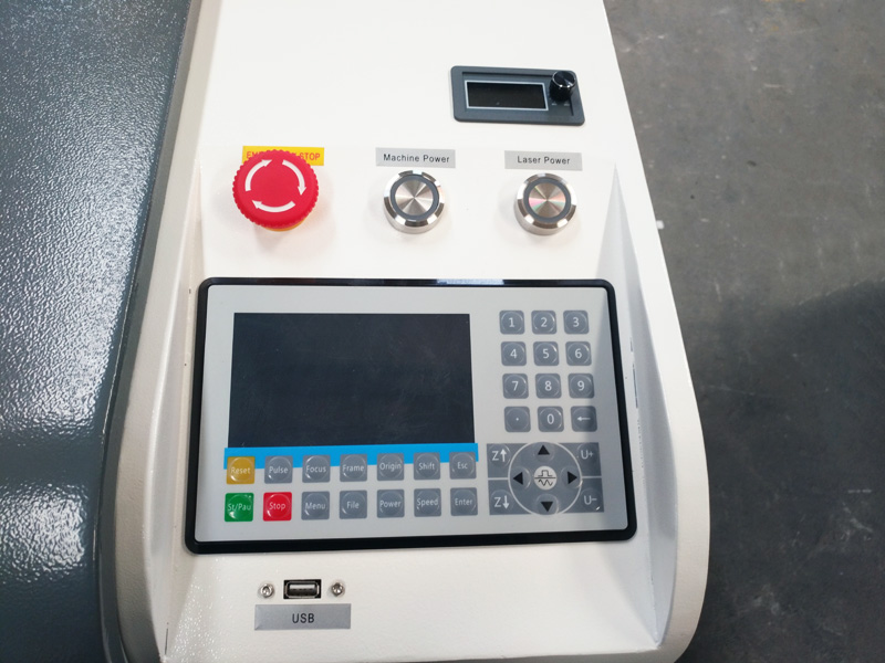 價(jià)格實(shí)惠的激光雕刻機(jī)，適用于皮革、織物、紙張、牛仔褲