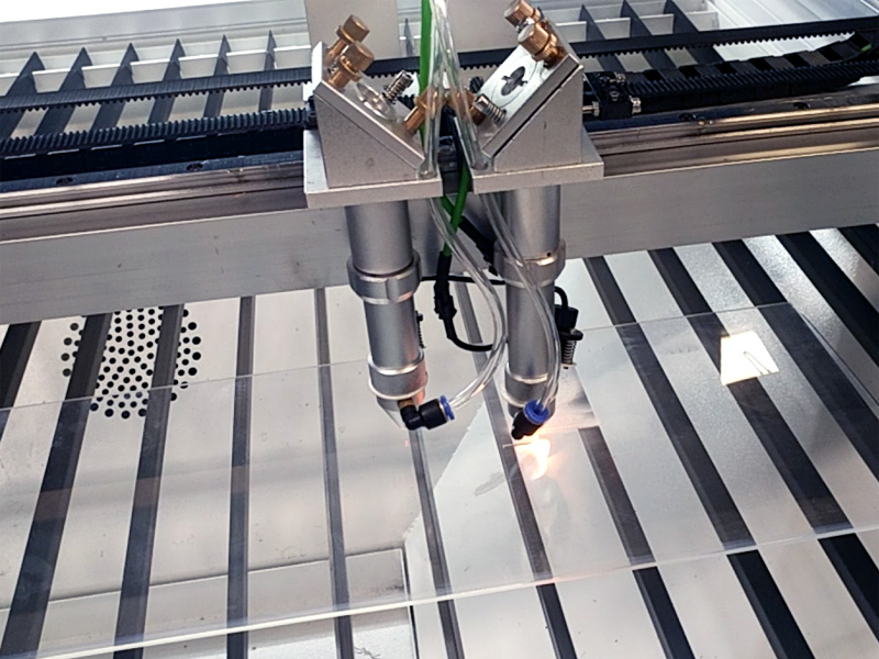 價(jià)格實(shí)惠的激光雕刻機(jī)，適用于皮革、織物、紙張、牛仔褲