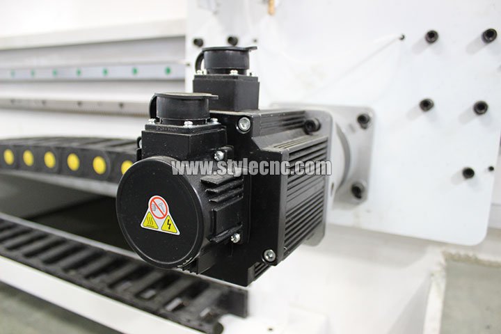 四通數(shù)控加工中心安川伺服電機(jī)