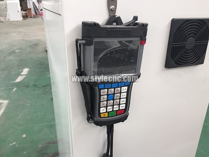 小型數(shù)控雕刻機(jī)，帶自動(dòng)換刀裝置（ATC）