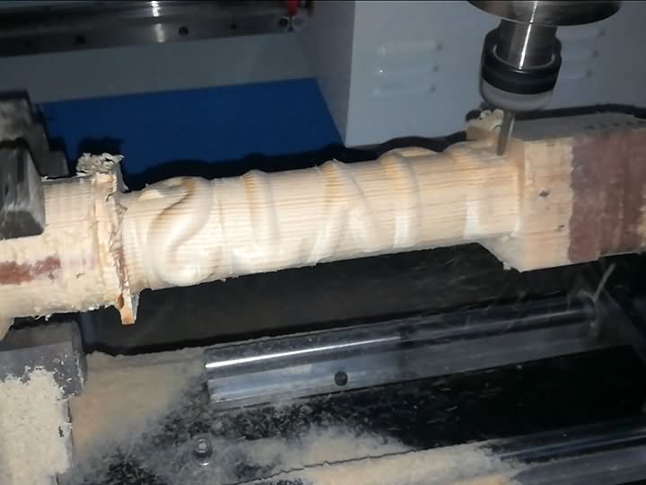 側(cè)面四軸旋轉(zhuǎn)數(shù)控雕刻機木質(zhì)樣品