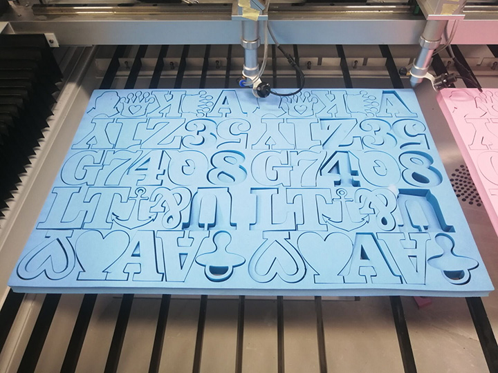 用于 EVA 泡沫托盤項(xiàng)目的振動(dòng)刀切割機(jī)