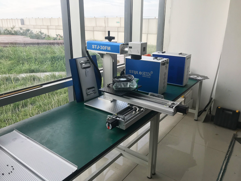 帶 XY 2 軸移動工作臺的光纖激光雕刻機(jī)，適用于 2D 工作臺