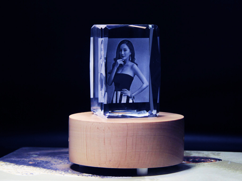 激光雕刻個性化照片3D水晶立方體項目