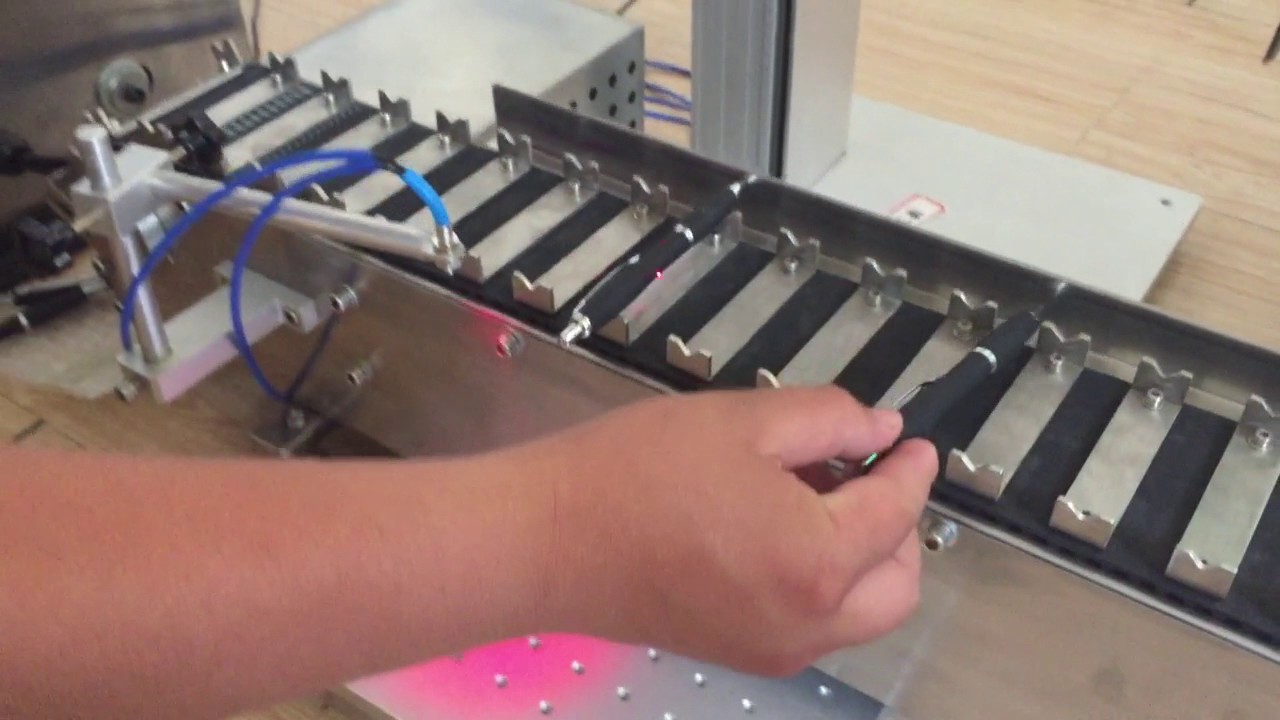 MOPA 激光打標(biāo)機(jī)帶傳送帶，用于筆雕刻