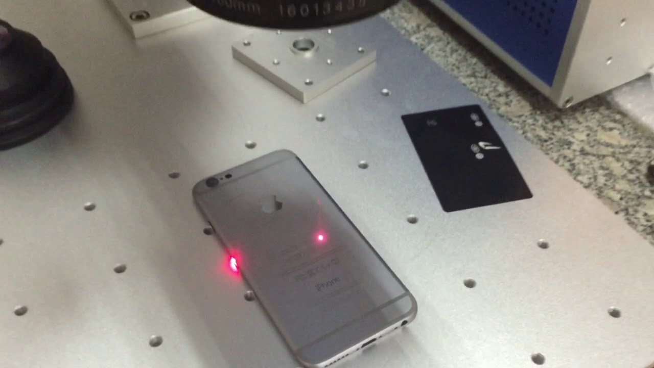 用于 iPhone 手機(jī)殼雕刻的光纖激光打標(biāo)機(jī) 用于 iPhone 手機(jī)殼雕刻的光纖激光打標(biāo)機(jī)