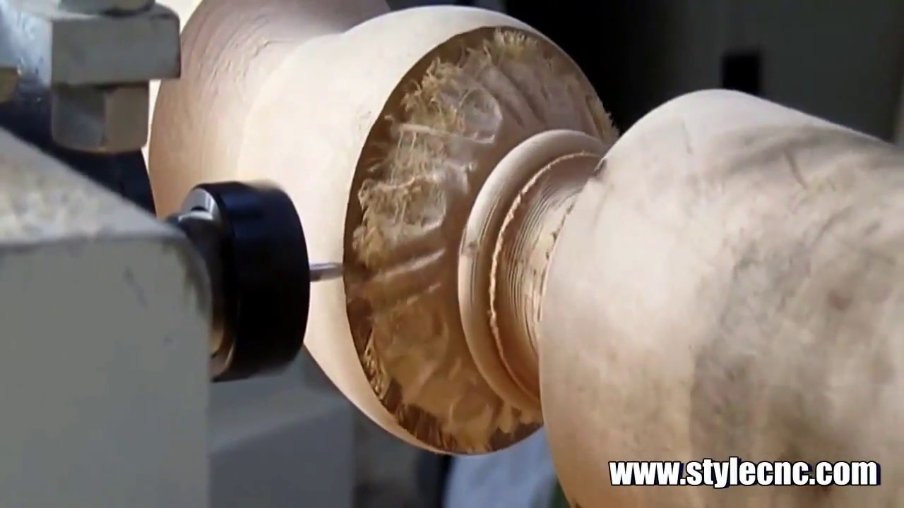 工業(yè)數(shù)控木工車床，用于加工桌腿和樓梯欄桿