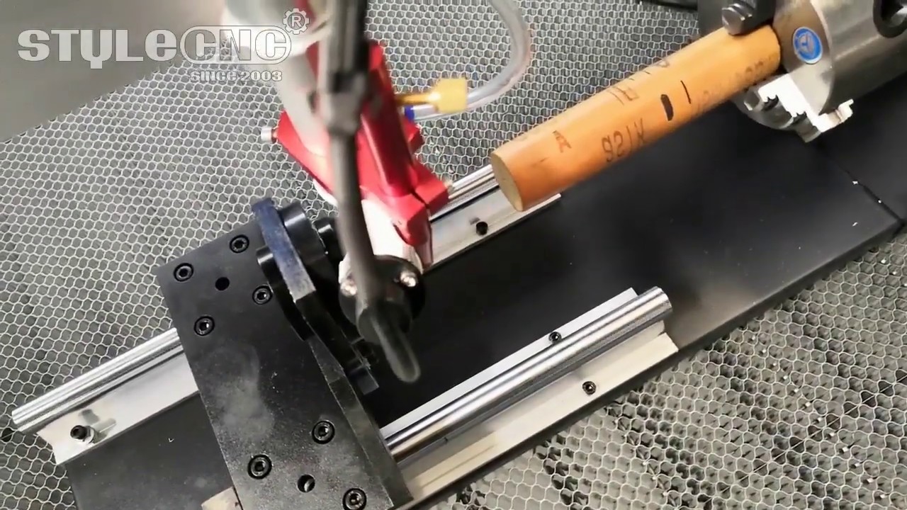 如何使用激光雕刻切割機的旋轉附件？